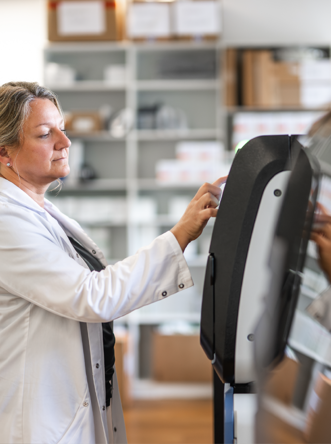 Medizinisches Fachpersonal bedient einen Bildschirm in einer Laborumgebung.