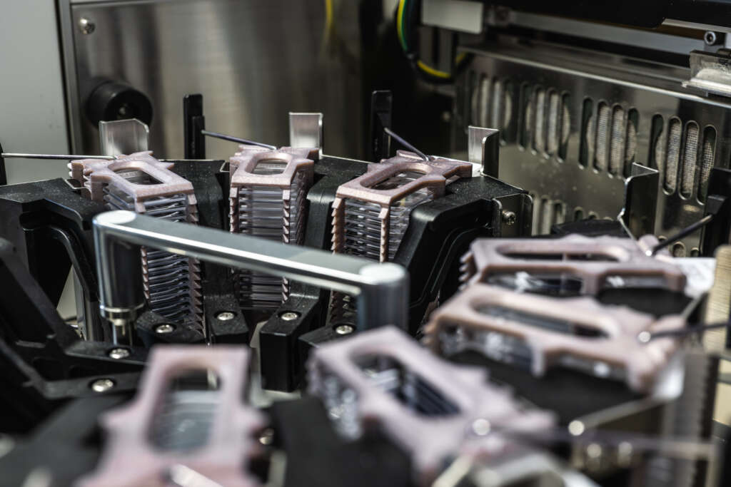 Automatisierte Fertigungsmaschine mit mehreren Bauteilen in einem Produktionsprozess.